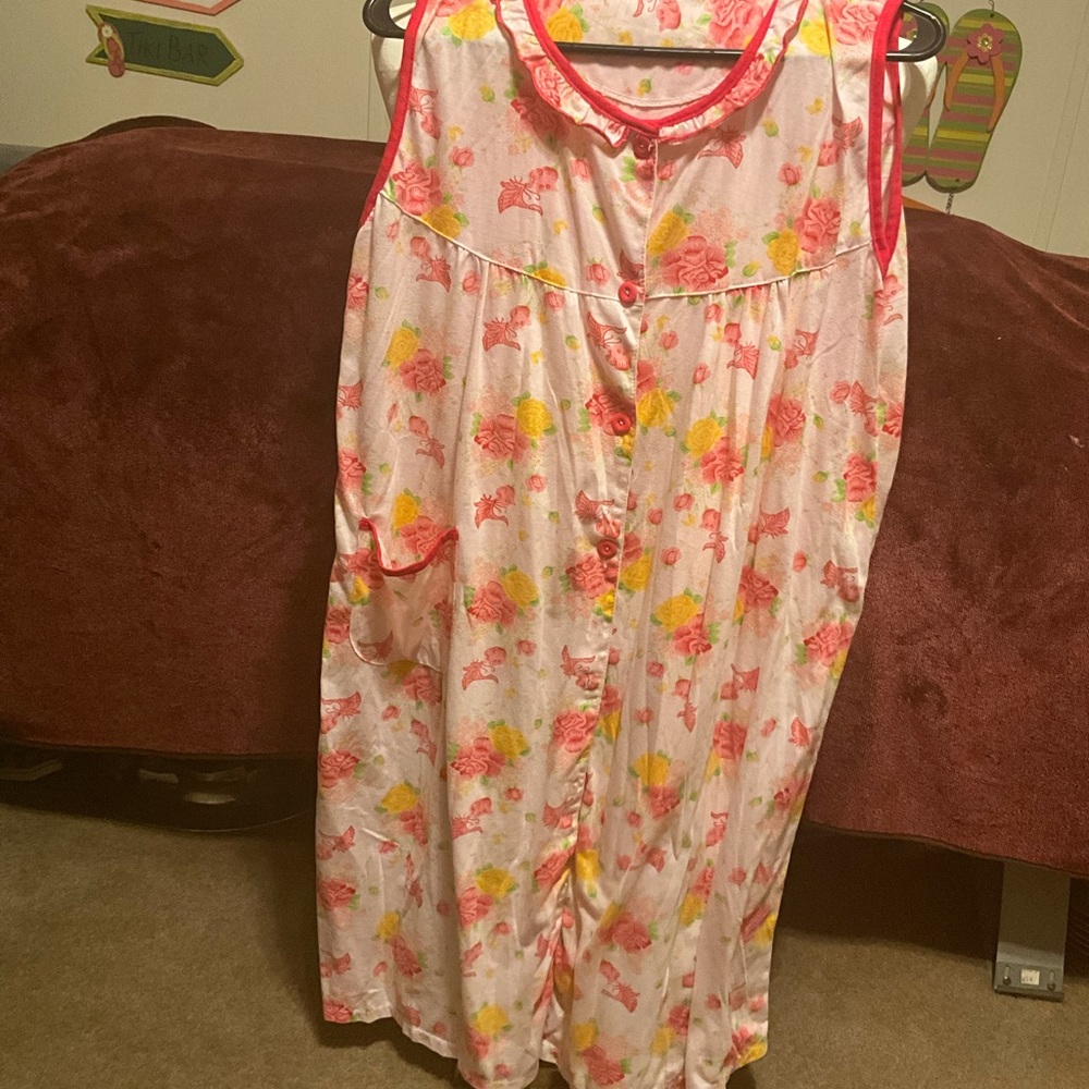 Victoria size XXL button front gown